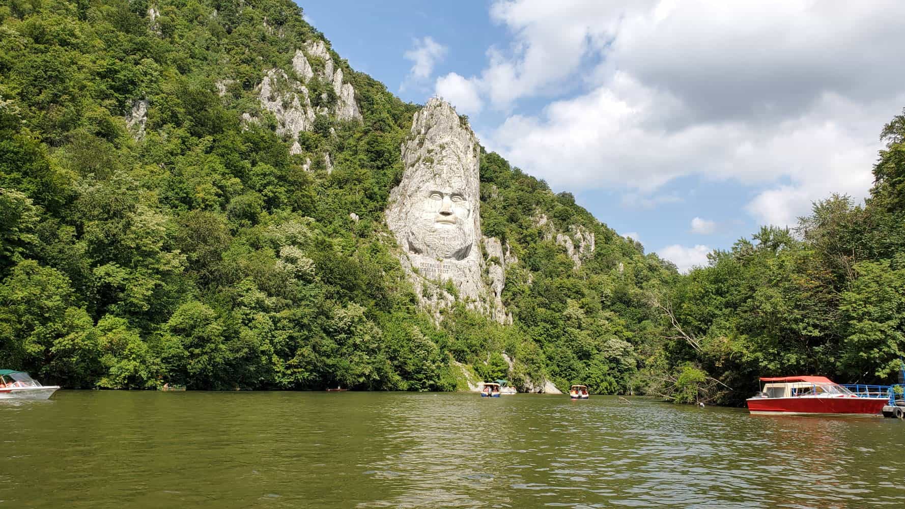 Recite mock Communication network Chipul lui Decebal – regele din vechime care păzește Dunărea